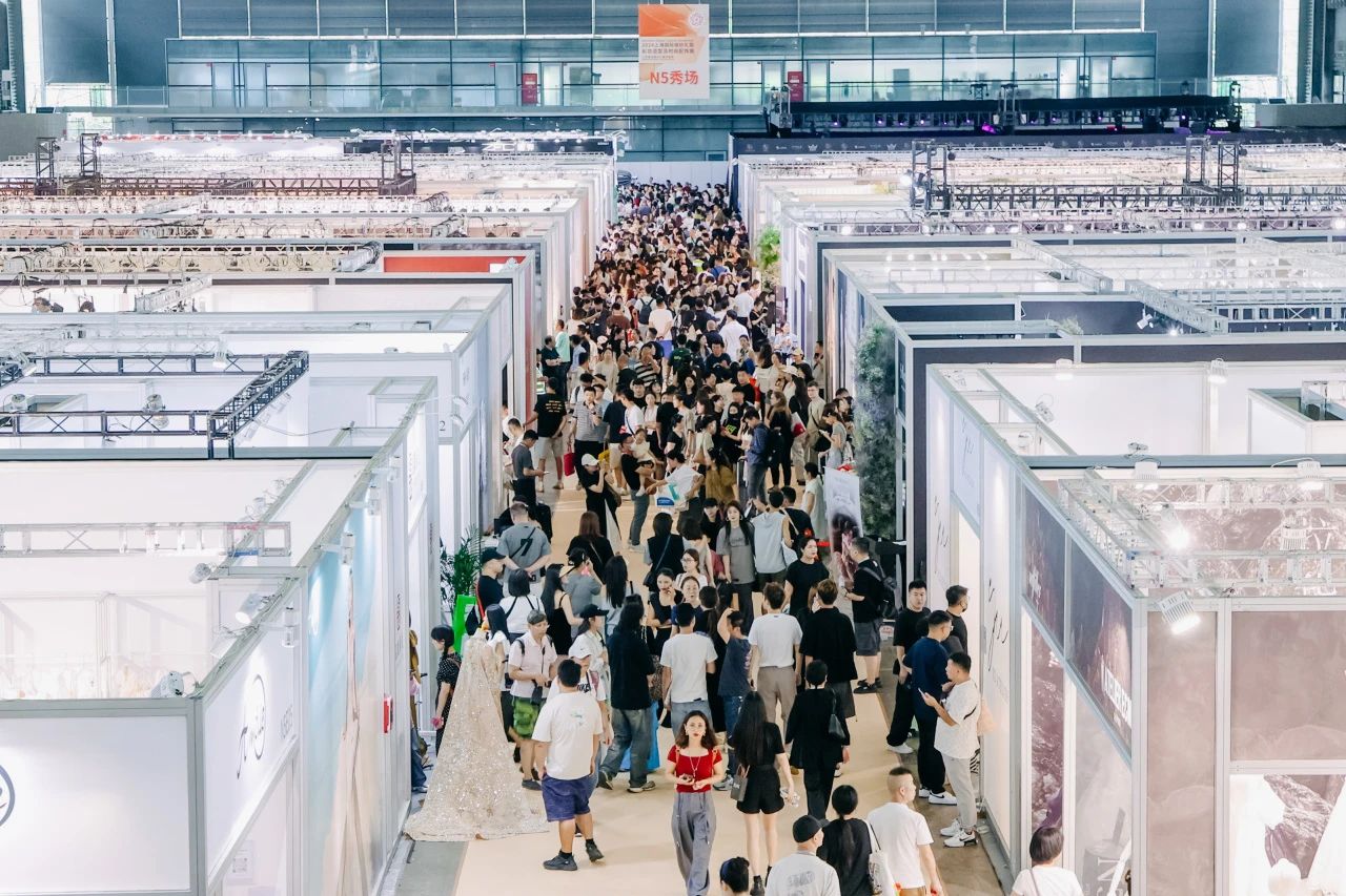 “蛇”来运行，2025上海国际婚纱号衣古装周诚邀联袂出圈